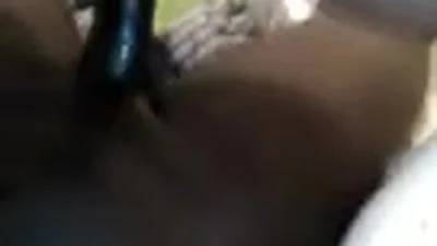 Uomo di colore soddisfa una sgualdrina magra