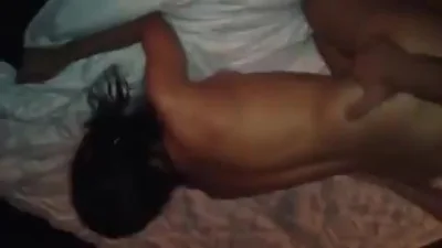 Geme leggermente mentre è in posizione a quattro zampe